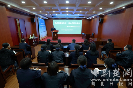 2.鄭稅官工作室”的負(fù)責(zé)人鄭中平正在講解2022年小規(guī)模納稅人免征增值稅、增值稅留抵退稅、“組合式”稅收優(yōu)惠減免等最新的優(yōu)惠政策