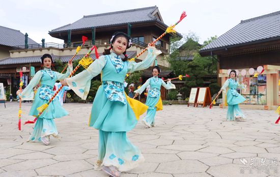 東山小鎮(zhèn)，演員們正在表演打連廂。.jpg