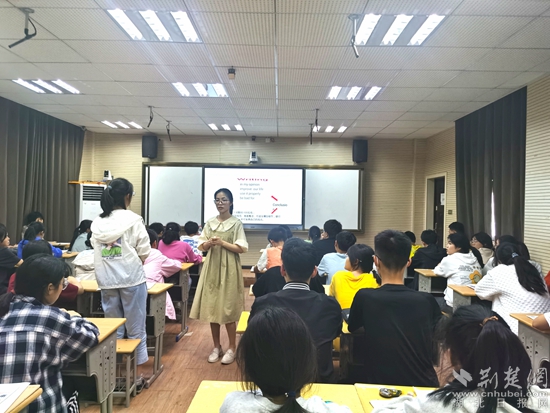 王征老師課堂與學生互動.jpg