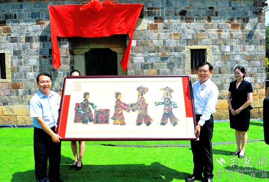 4.紅安縣委、縣政府向湖北省博物館贈(zèng)送“紅安縣省級(jí)非遺藝術(shù)品皮影戲牌匾”_副本.jpg
