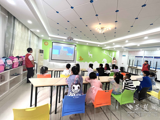 4月8日，牧羊湖社區(qū)聯(lián)合合心心理社工、樂享社工在連心驛站開展“護(hù)佑童年、相伴成長”關(guān)愛兒童活動(dòng)。.png.png