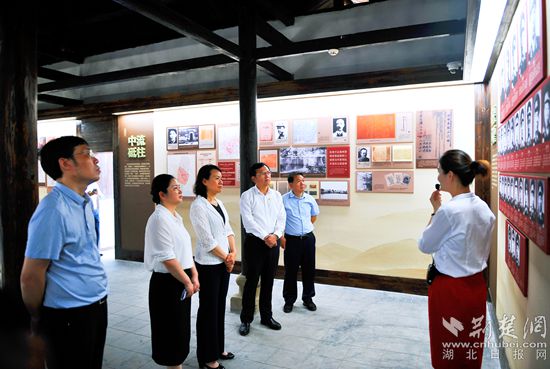 6.左一湖北省博物館副館長(zhǎng)何廣；左二黃岡市文旅局黨組成員、副局長(zhǎng)王萍；左三湖北省文化和旅游廳黨組成員、省文物事業(yè)發(fā)展中心主任余萍