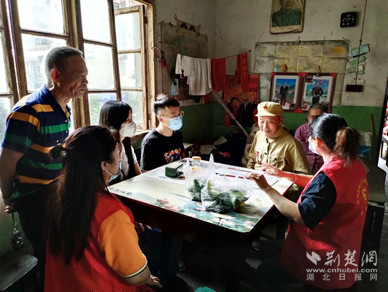 6月2日，濱湖社區(qū)暖陽驛站組織開展“端午粽情&nbsp;情暖老兵”上門送溫暖活動(dòng)。.png.png