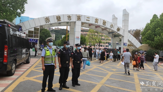 開學首日，民警在校園內開展巡邏防控2.jpg