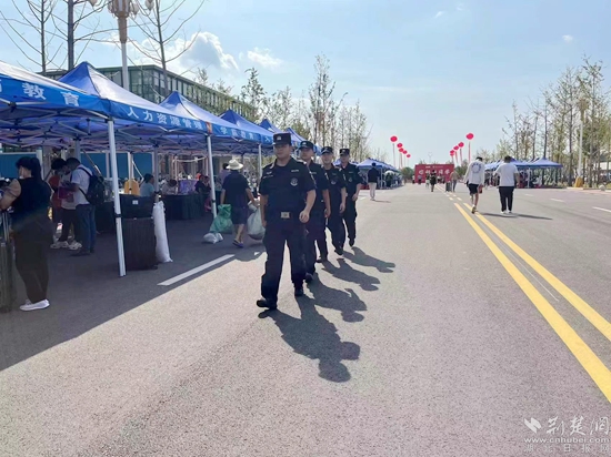 開學首日，民警在校園內開展巡邏防控1.jpg