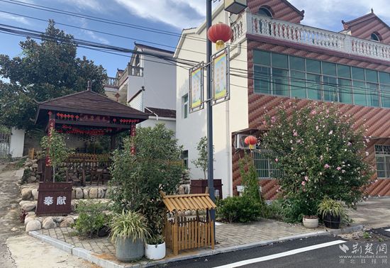 草盤地鎮(zhèn)五桂墩村村民家門口小花園一角_副本.jpg