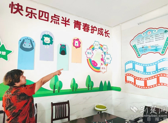 向文村村主任向我們介紹“四點(diǎn)半學(xué)?！?，四點(diǎn)半學(xué)校是向文村村委會為了促進(jìn)當(dāng)?shù)貎和n后讀書的公益閱讀項目_副本.jpg