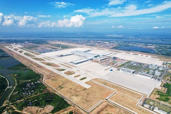 濱江擁湖的鄂州機(jī)場(chǎng)-牛暢，拍攝于2022年6月初，主題：鄂州花湖機(jī)場(chǎng)地理優(yōu)勢(shì)優(yōu)越，周邊生態(tài)環(huán)境良好，通過花馬湖水系綜合治理使得機(jī)