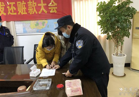 受騙學(xué)生家長領(lǐng)回被騙培訓(xùn)費(fèi)_副本.jpg