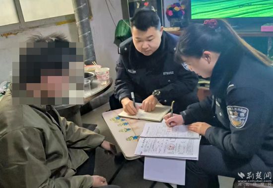 民警入戶(hù)走訪(fǎng)_副本.jpg