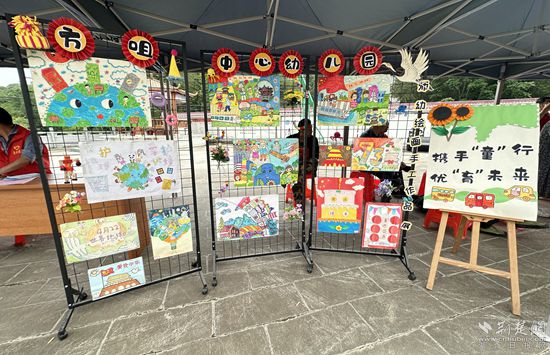 “愛心護苗”攤位上展覽的少兒作品_副本.jpg