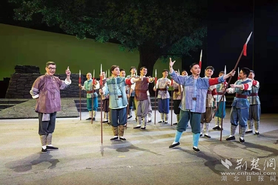 革命歷史題材楚劇《天明天亮》演出現(xiàn)場。通訊員供圖.webp.jpg