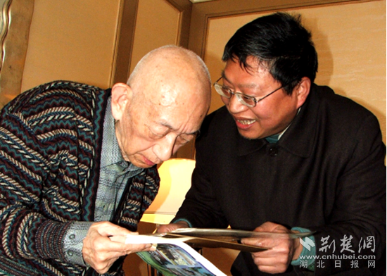 2005年3月6日，王振華在京拜見圍棋泰斗吳清源大師.png.png