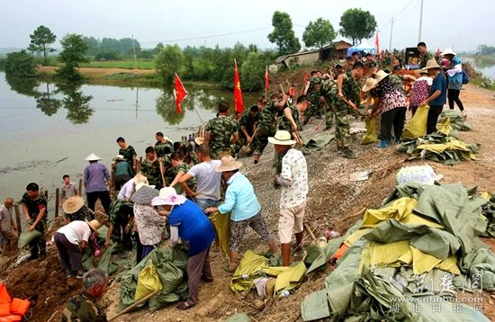 7月13日河頭村截流港管涌。軍民聯(lián)手保家園_副本.jpg.jpg