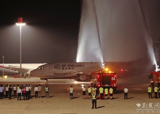 順豐B737-300航班“過水門”。金康 攝.jpg