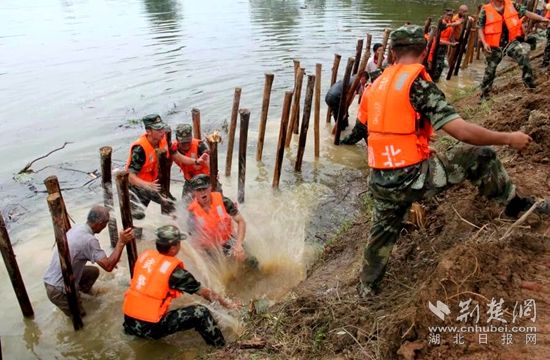 7月13日，武警官兵在高橋河執(zhí)行封堵管涌的任務_副本.jpg.jpg