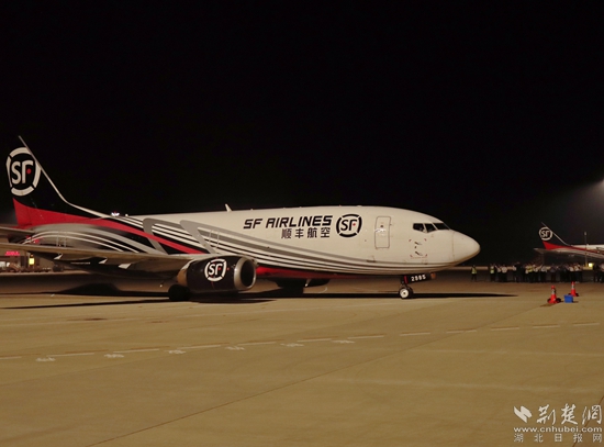 順豐B737-300駛向停機位。金康 攝.jpg
