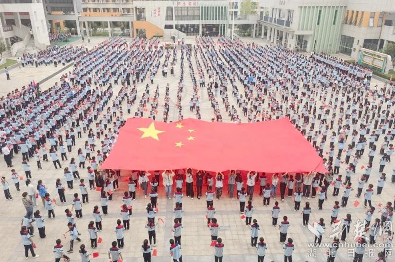 黃岡思源實(shí)驗(yàn)學(xué)?！段遗c國旗同框》快閃活動(dòng)。.jpg.jpg
