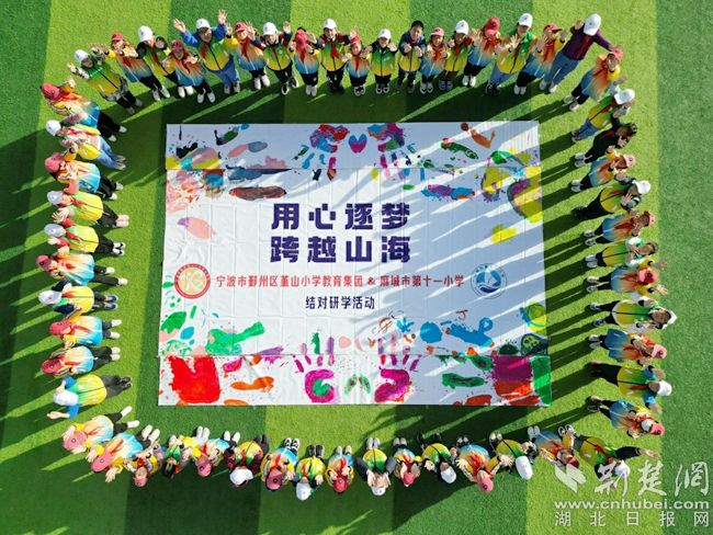 鄞州學子與麻城少年共繪一幅畫。.jpg.jpg