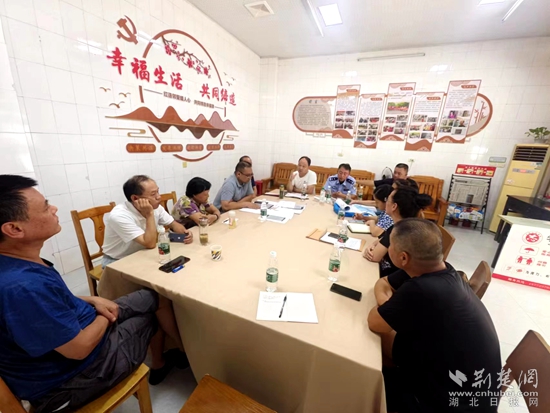 社區(qū)召開“五共”議事會，調解單元電梯加裝居民矛盾.jpg