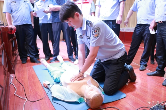 7月17日，嘉魚縣公安局治安大隊(duì)會(huì)同縣紅十字會(huì)組織開展一線民輔警防溺水急救技能專項(xiàng)培訓(xùn).jpg