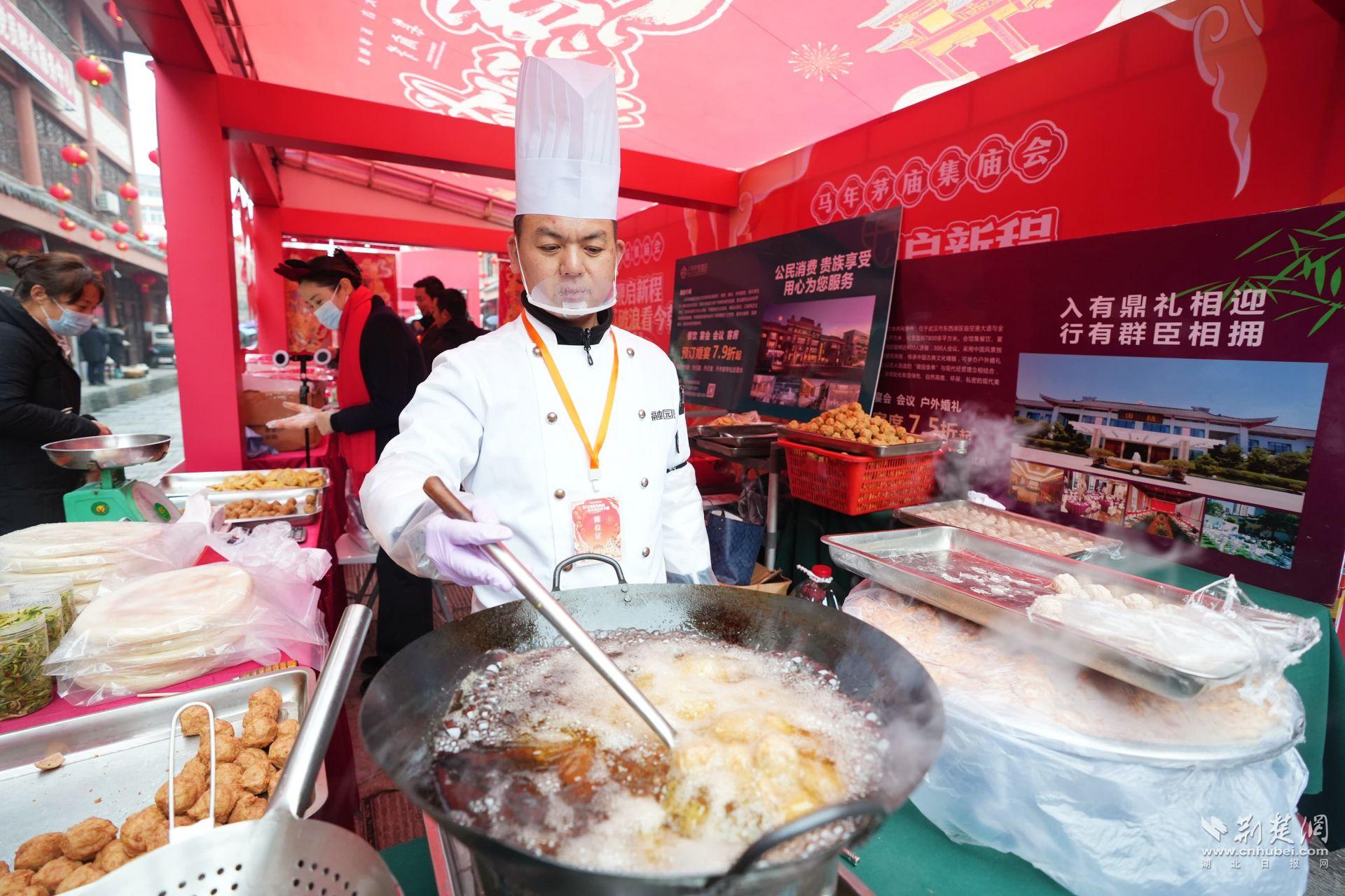 現(xiàn)場(chǎng)臘味、鹵貨、炸圓子吸引市民前來品嘗購買 (1).JPG.JPG