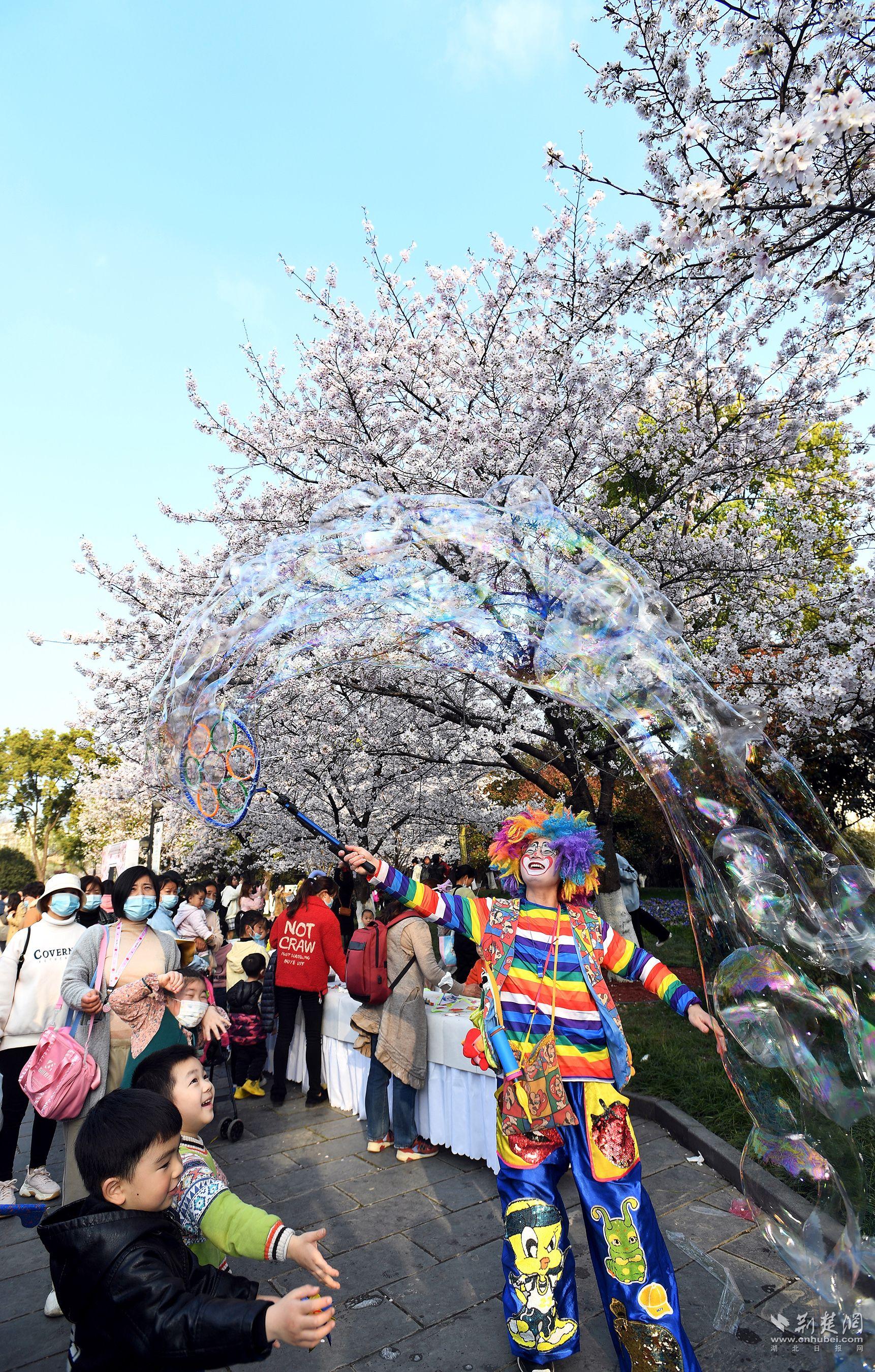 孩童和小丑在堤角公園櫻花樹下童趣玩耍.jpg.jpg