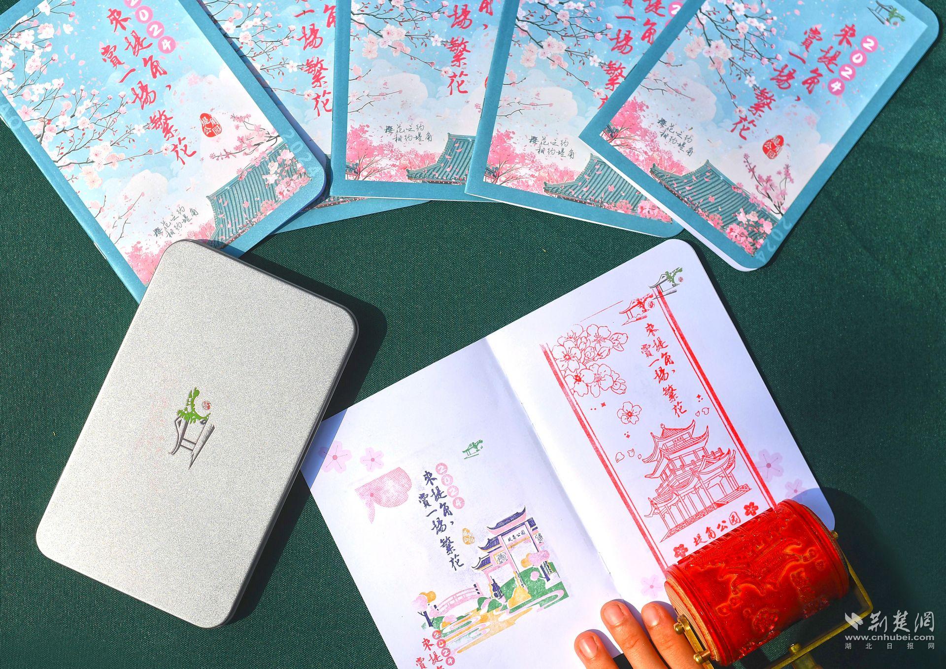 集章愛好者不可錯(cuò)過南門內(nèi)的5枚櫻花定制圖章，套色章、滾章、單色章一應(yīng)俱全，可一次性蓋齊這份獨(dú)特的“櫻花印記”.jpg.jpg