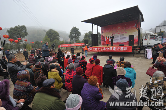 圖9 慰問演出現(xiàn)場(chǎng) - 萬能看圖王_副本.jpg